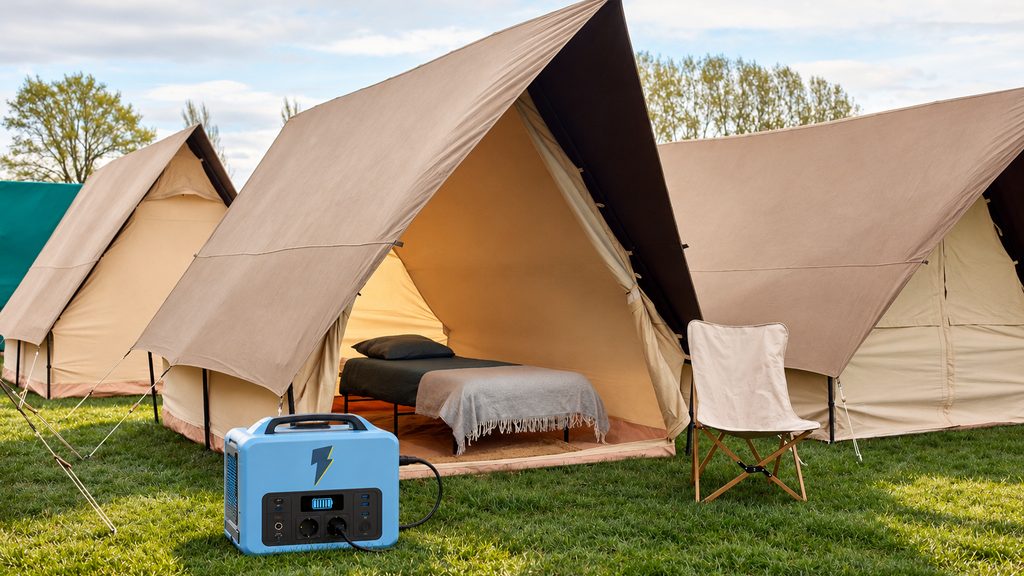 Powerstation voor een tent op de camping
