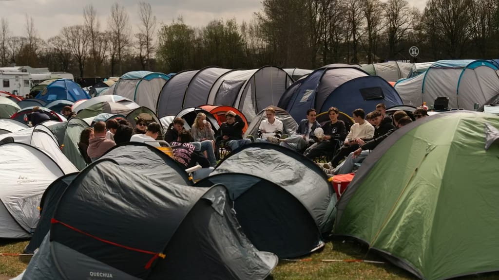 Vriendengroep op een vriendenarea op Paradise City