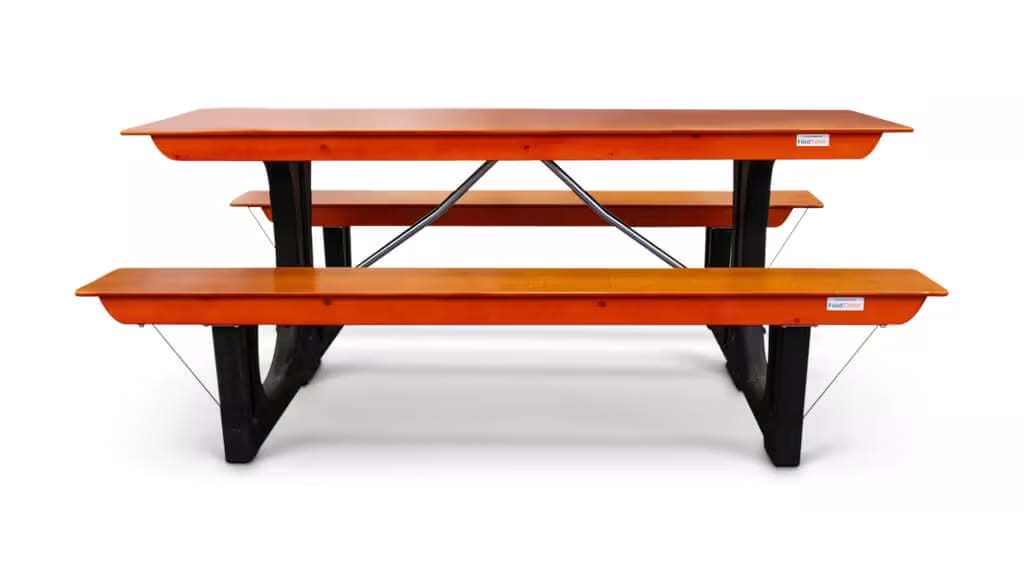 Een opklapbare tafel met banken