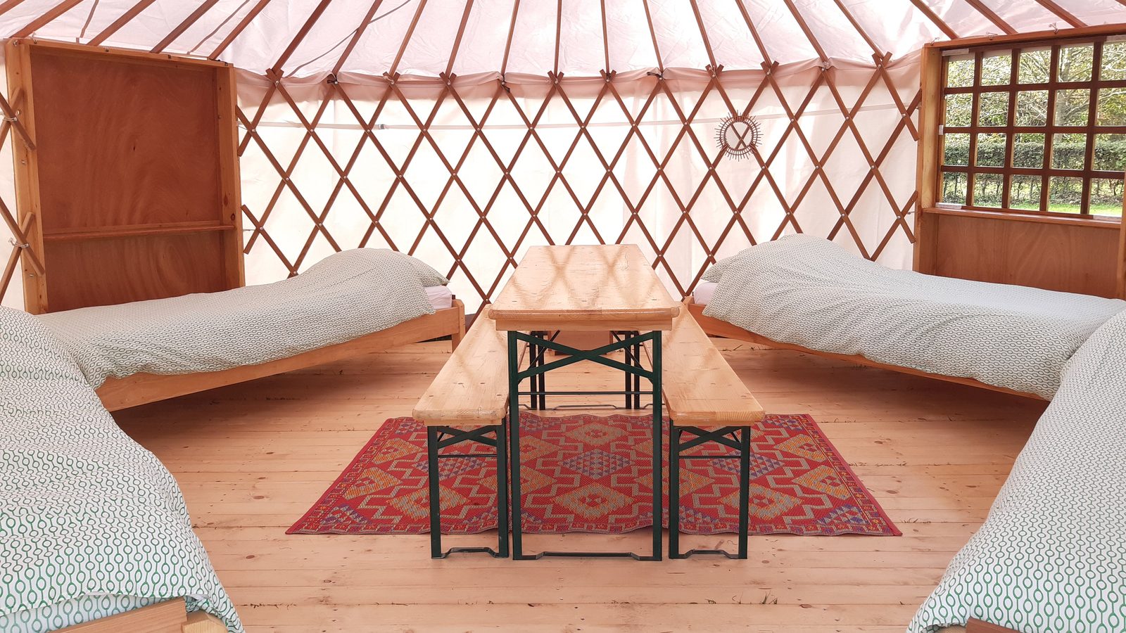 Binnen in The Madison, een yurt met vier bedden