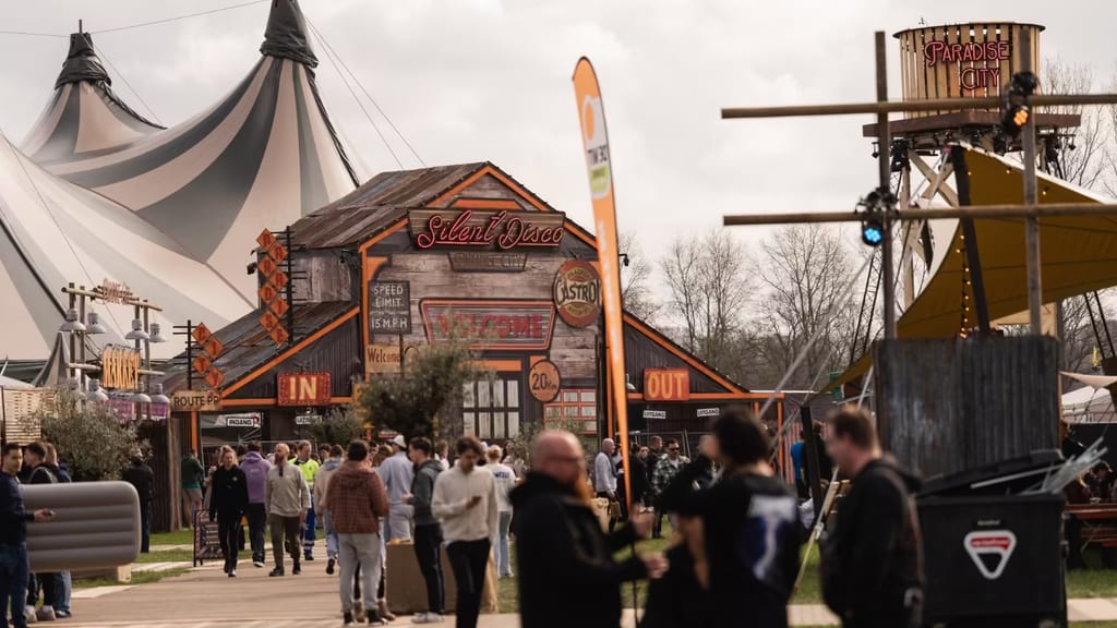 Tenten op camping Paradise City